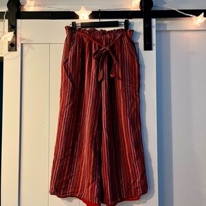 American Eagle Outfitters Cotton/Linen Red Striped Cropped Pants (M)